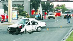 Automovilista muere al estrellar su unidad en poste metálico, en Querétaro 