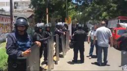 Vecinos se enfrentan vs policías en operativo a mototaxis en Xochimilco