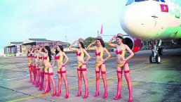 Aerolíneas buscan consentir a sus clientes con azafatas en bikini