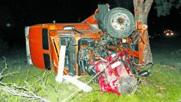 Camionero choca y vuelca por pestañita en Querétaro