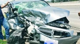 Automovilista destroza su auto en la carretera a Celaya