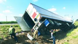 Tráiler vuelca en zanja sobre la carretera a San Luis Potosí