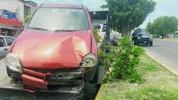 Automovilista se impacta contra camellón y se pone al tiro, en Querétaro