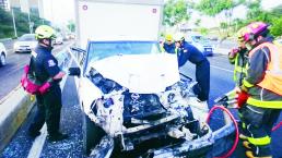 Destroza camioneta y queda atrapado, en Juriquilla