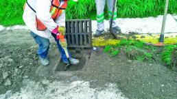 En Toluca sacan mugrero de canales y coladeras