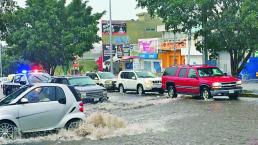 Fuertes inundaciones tras una tromba, en Querétaro