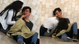 Cachan a una joven dándole una “manita” a su novio en el Metro