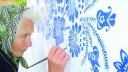 Abuela de 90 años convierte aldea en galería de arte