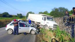 Conductor desbarata su auto al pegar contra camión, en Querétaro