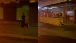 Mujer corre desnuda por la calle para que no le vean los mensajes del celular