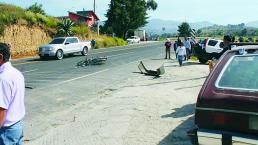 Acusan a funcionario de atropellar a motociclista, en Xonacatlán