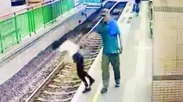 Hombre empuja a mujer de limpieza a las vías del tren