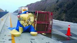 Camioneta que transportaba lavabos sufre volcadura, en San Juan del Río