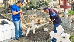 Habitantes de Oxtotitlán trabajan para limpiar el panteón de su comunidad