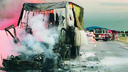Presunto huachicolero muere incinerado a bordo de camión, en la México-Querétaro
