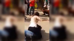Mujer golpea a su acosador en la calle y le restriega los senos en la cara