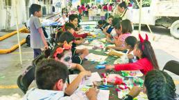 Niños pintan su catrina en el taller 'Adorna tu calavera', en Querétaro
