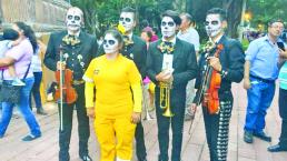 Familias celebran a la catrina durante desfile, en Querétaro
