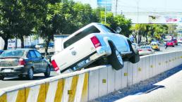 Automovilista se trepa a muro al evitar choque, en Querétaro