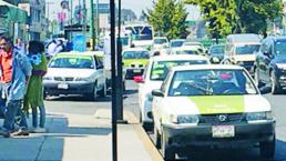 Ruleteros hacen base y agandallan un carril, en Paseo Tollocan