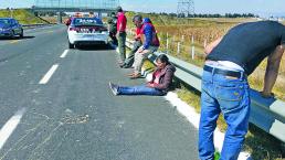 Conductor impacta a otro auto al viajar con exceso de velocidad, en Almoloya de Juárez