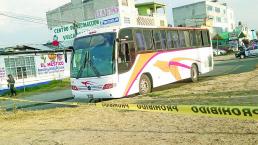 Camión de pasajeros aplasta a ciclista, en Xonacatlán