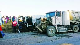 Camión de volteo se queda sin frenos e impacta a pipa, en la Toluca-Tlacotepec