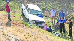 Joven sufre volcadura por viajar a exceso de velocidad, en Querétaro