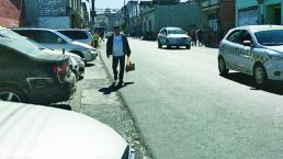 Estacionamiento sobre López Rayón deja vulnerables a peatones, en Toluca