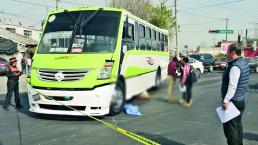 Camión de pasajeros destroza a anciano, en Toluca