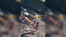 Retroexcavadora se precipita desde un puente y machaca autos, en Huixquilucan
