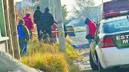 Atacan a balazos a dos hombres mientras caminaban, en Santa Ana Tlapaltitlán