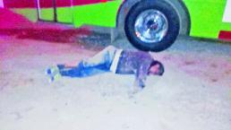 Chofer se convulsiona y muere junto a su camión, en Santiago Tlacotepec