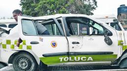 Taxista deja su unidad como acordeón, en Toluca