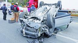 Conductora sufre volcadura tras cerrón, en Corregidora