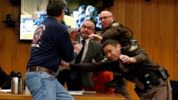 Papá de víctimas arremete contra Larry Nassar y es detenido por la policía