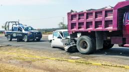 Hombre muere prensado al chocar contra camión, en Colón