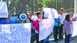 Padres exigen escuela nueva en Jojutla; clases son debajo de carpas