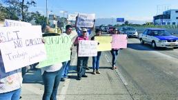 Bloquean vecinos Paso Express; las obras afectaron su patrimonio