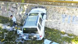 Camioneta cae a un dren en Querétaro