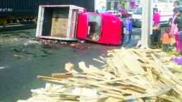 Camioneta sufre volcadura y riega la mercancía, en Toluca