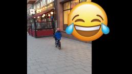 Niño choca con su bici por ver un anuncio de strippers