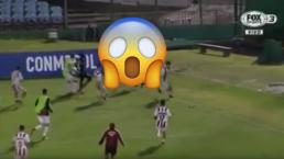 Futbolista usa sorprendente objeto para defenderse en una bronca