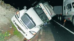 Camionero termina en una cuneta tras distracción, en Corregidora