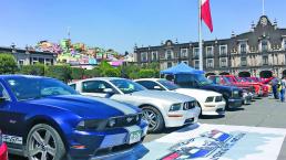 Exhiben autos de lujo sobre Plaza de los Mártires, en Toluca