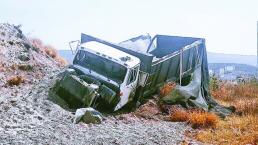 Camión de volteo se ensarta en cerro, en Querétaro