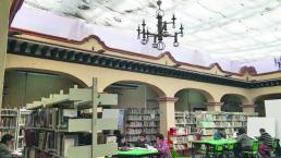 En biblioteca histórica del Estado de México, estudian entre goteras