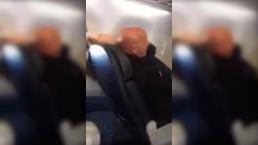 Mujer trata de abrir una puerta de avión en pleno vuelo