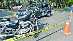 Motociclista se estrella de lleno contra auto y muere, en CDMX
