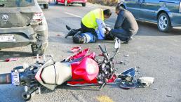 Motociclista destroza su unidad contra automóvil, en Corregidora